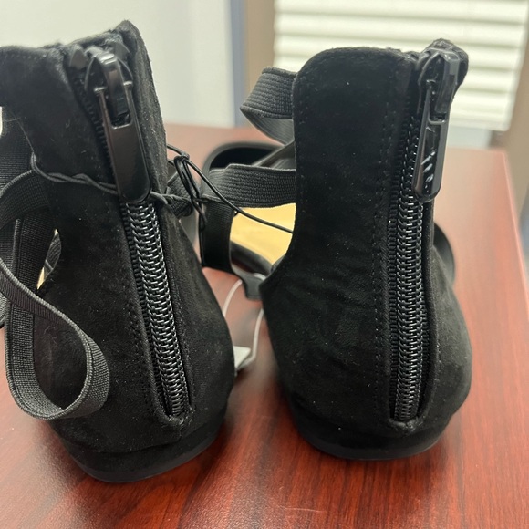 Torrid Faux Suede Strappy Flat Size 8W NWT - Picture 6 of 7